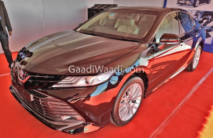 2019 toyota Camry side front image