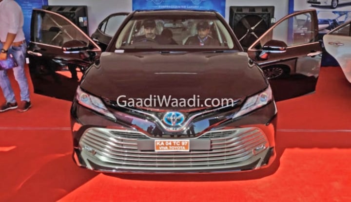 2019 toyota camry front image