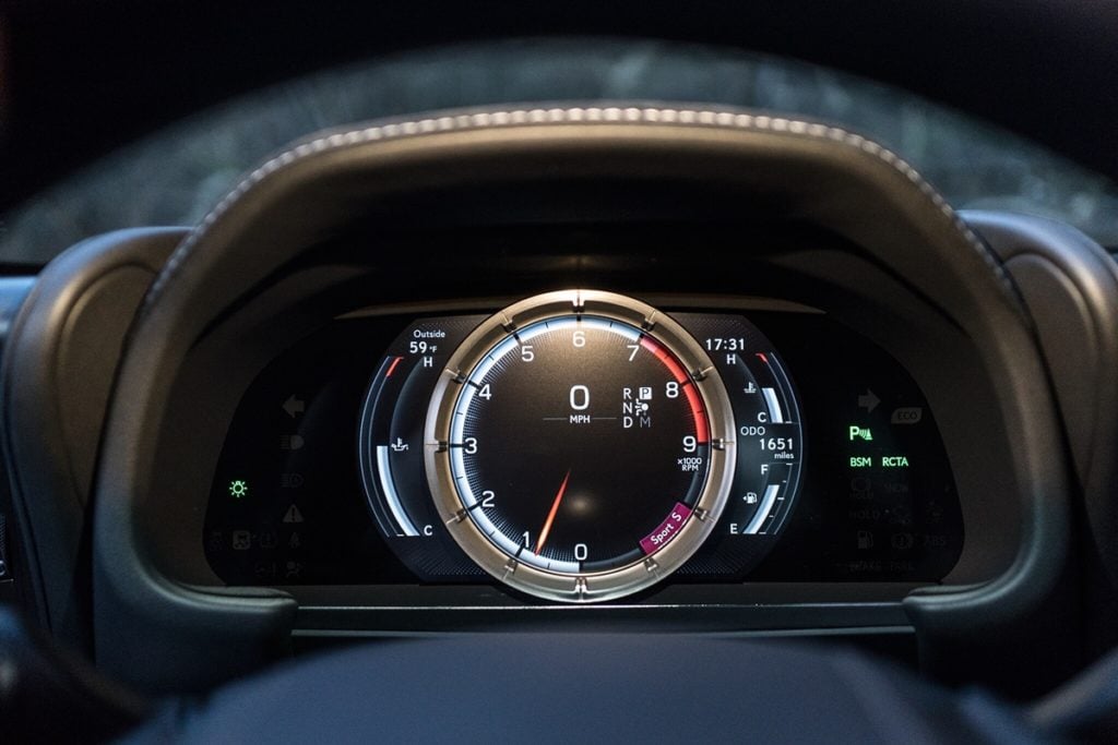 The LC500h comes with a movable dial on a digital instrument cluster
