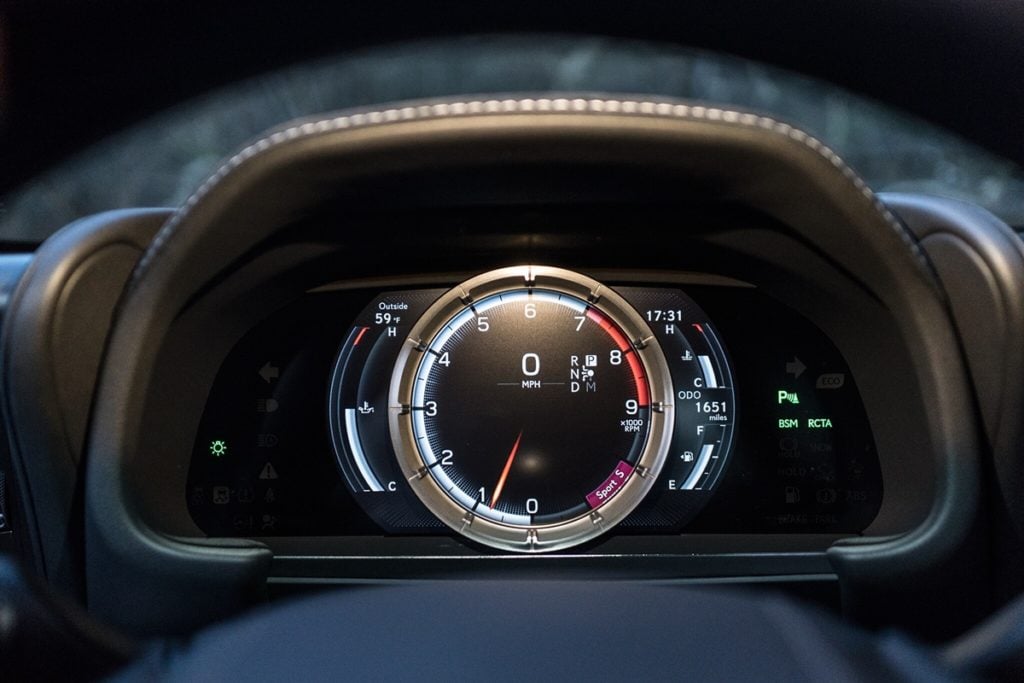 The LC500h comes with a movable dial on a digital instrument cluster