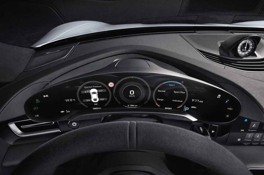 The only analog element in this tech-savvy interiors is the analog clock on top of the dashboard. 