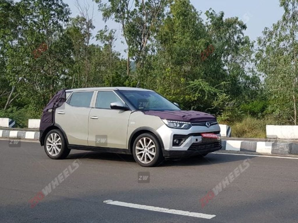  Mahindra XUV300 BS-VI petrol was spotted alongside a Ssangyong Tivoli
