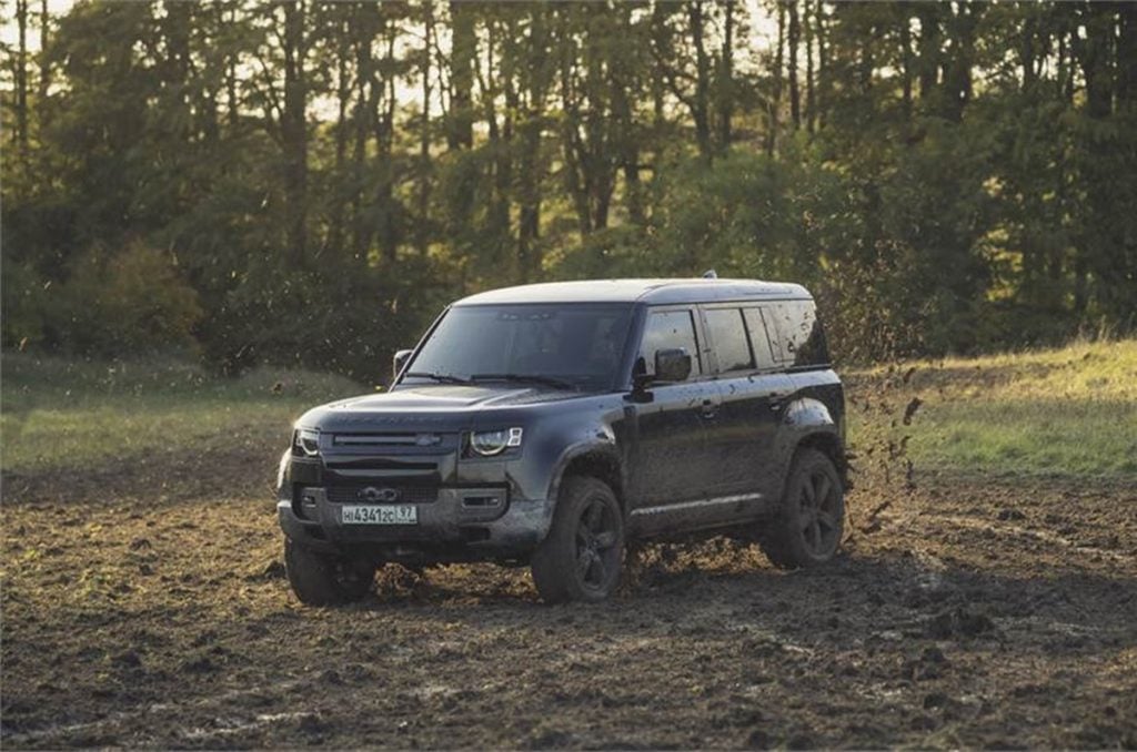 Land Rover Confirms the new Defender will be featured in the upcoming James Bond film.