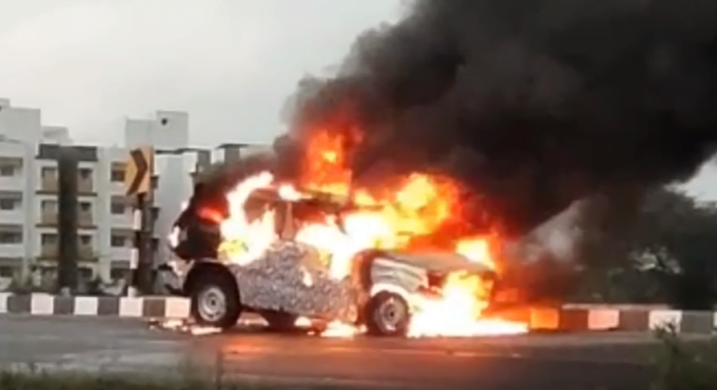 2020 Mahindra Scorpio test mule catches fire while testing. 