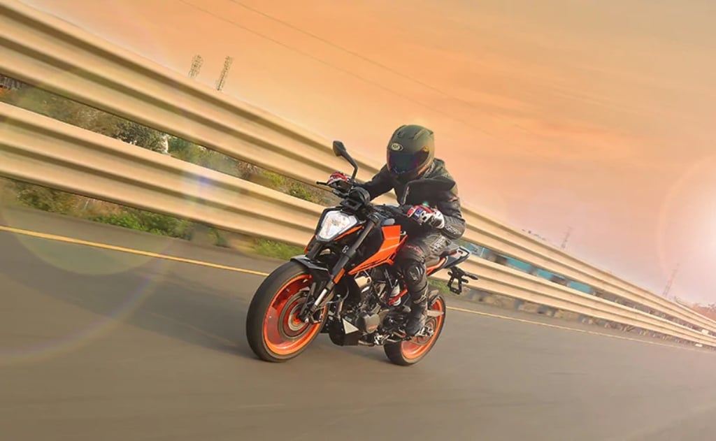The BS6 KTM Duke 200 is also about Rs 10,000 more expensive than the outgoing model.  