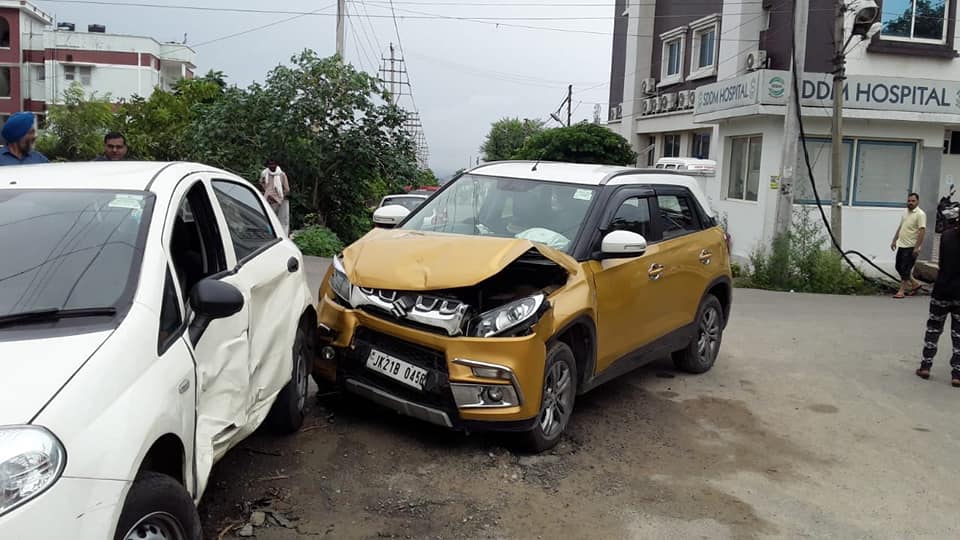 Maruti Suzuki Vitara Brezza frappe Fiat Punto à 80 km / h, l'importance de la sécurité et des caractéristiques mises en évidence. 