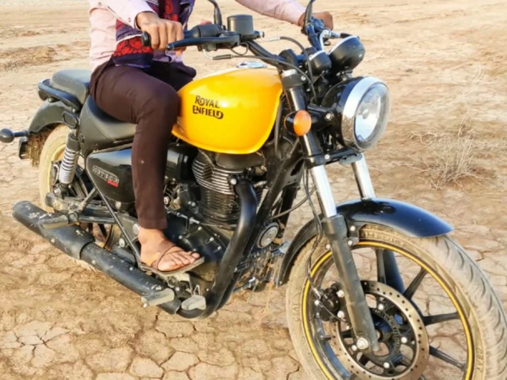 Here's all the differences that sets the Royal Enfield 350 apart from the Thunderbird 350X