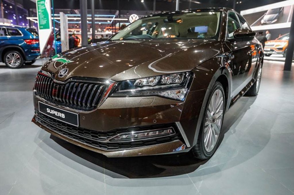 Il s'agit de la variante Lauren & Klement de la Skoda Superb 2020 qui bénéficie de fonctionnalités supplémentaires par rapport à la variante Sportline. 