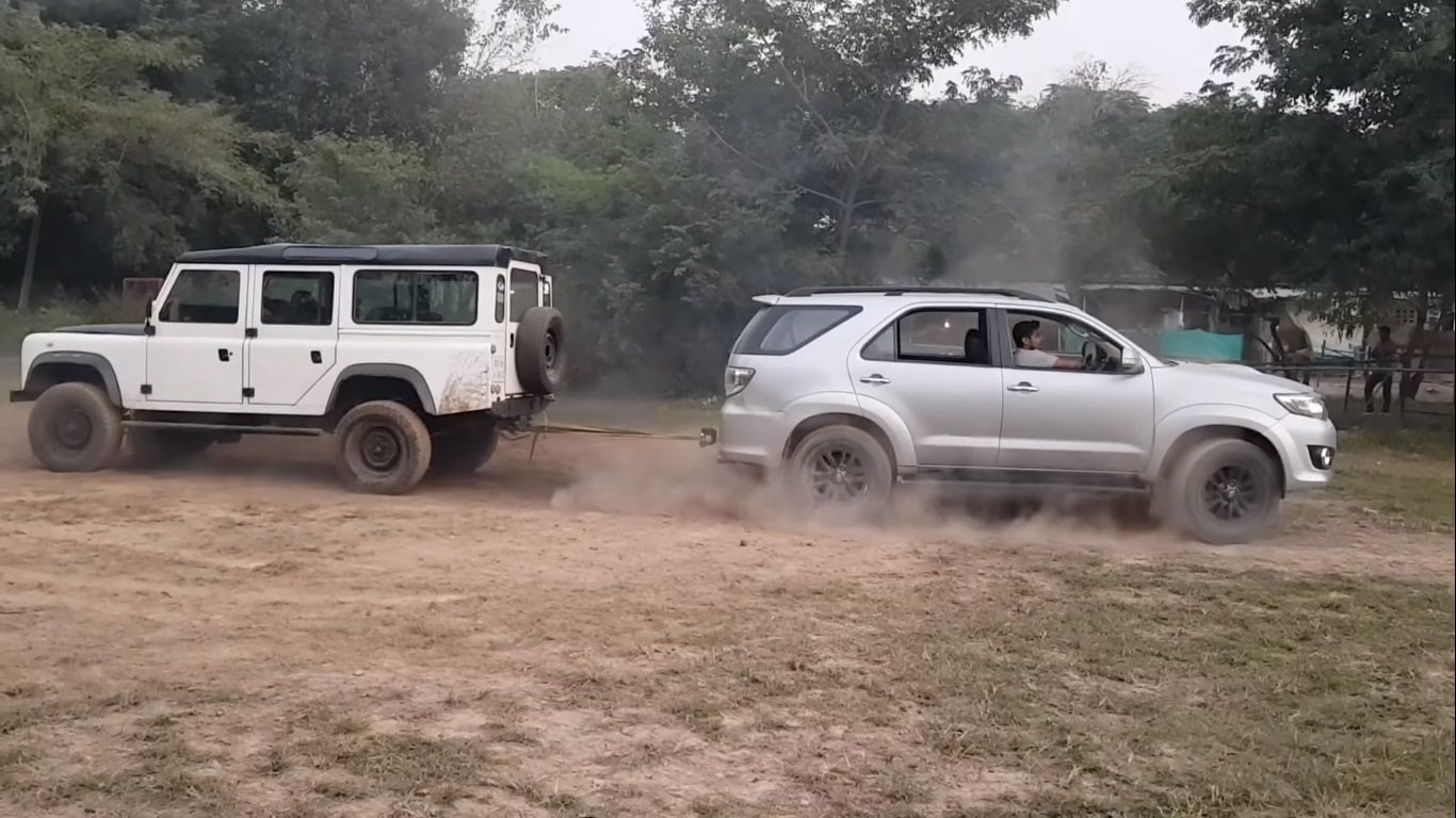 First Gen Land Rover Defender Vs Toyota Fortuner Tug O War Video