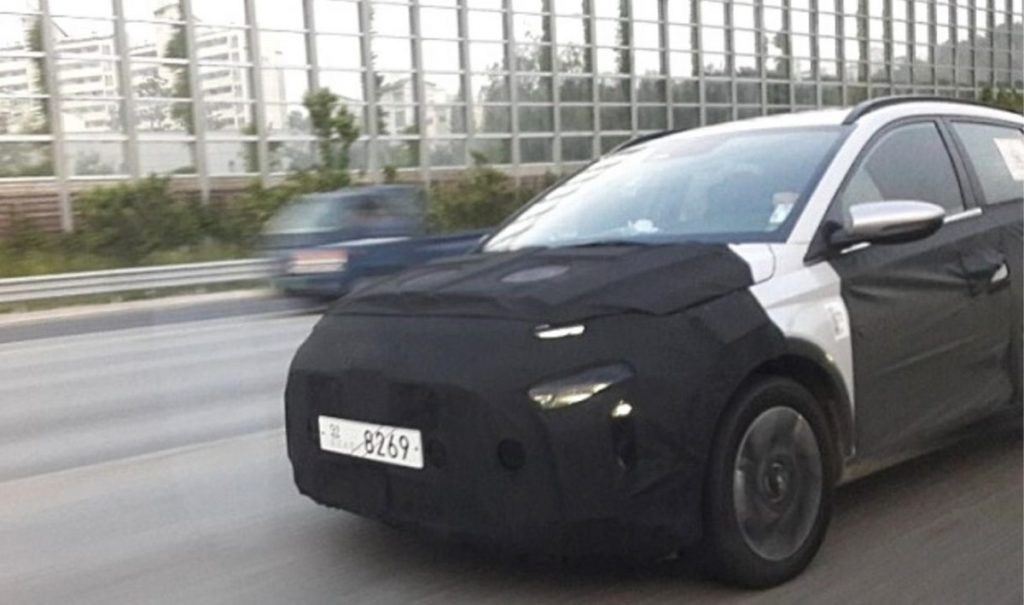 This is the first spy shot on test of the Hyundai seven-seater MPV. 