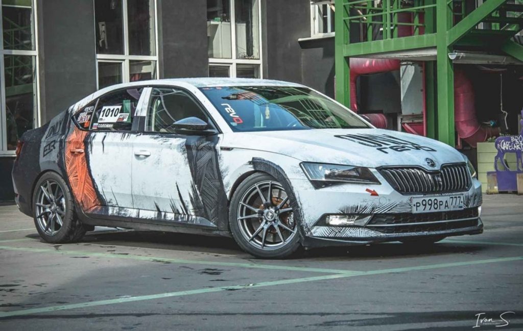 This modified Skoda Superb produces 530hp from several modifications.