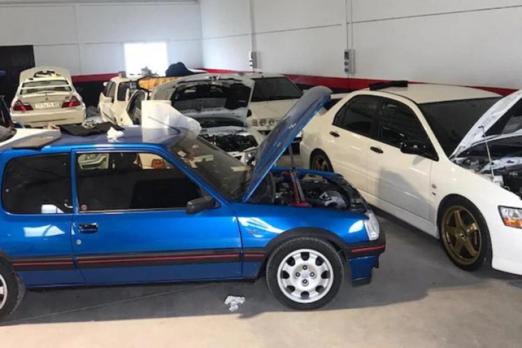 La police d'Erzaintza en Espagne a fait exploser une énorme collection de voitures de rallye illégalement conservées des années 80 et 90.