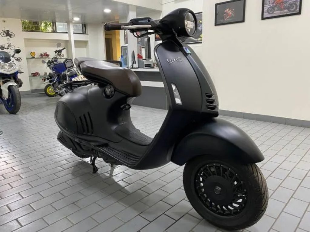 Cette Vespa a coûté un lakh énorme de Rs 12 quand elle a été lancée en Inde. 