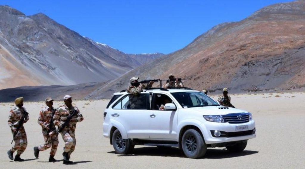 Le Toyota Fortuner est principalement utilisé par les forces de défense pour les patrouilles et il est équipé d'équipements de radiocommunication.