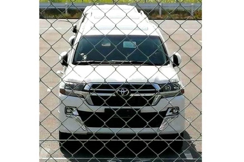 This is the facelift of the Land Cruiser that was spied earlier and will go on sale internationally at the end of this year. 