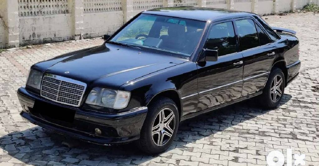 Il s'agit d'une Mercedes Benz W124 Classe E de première génération de 1999. 