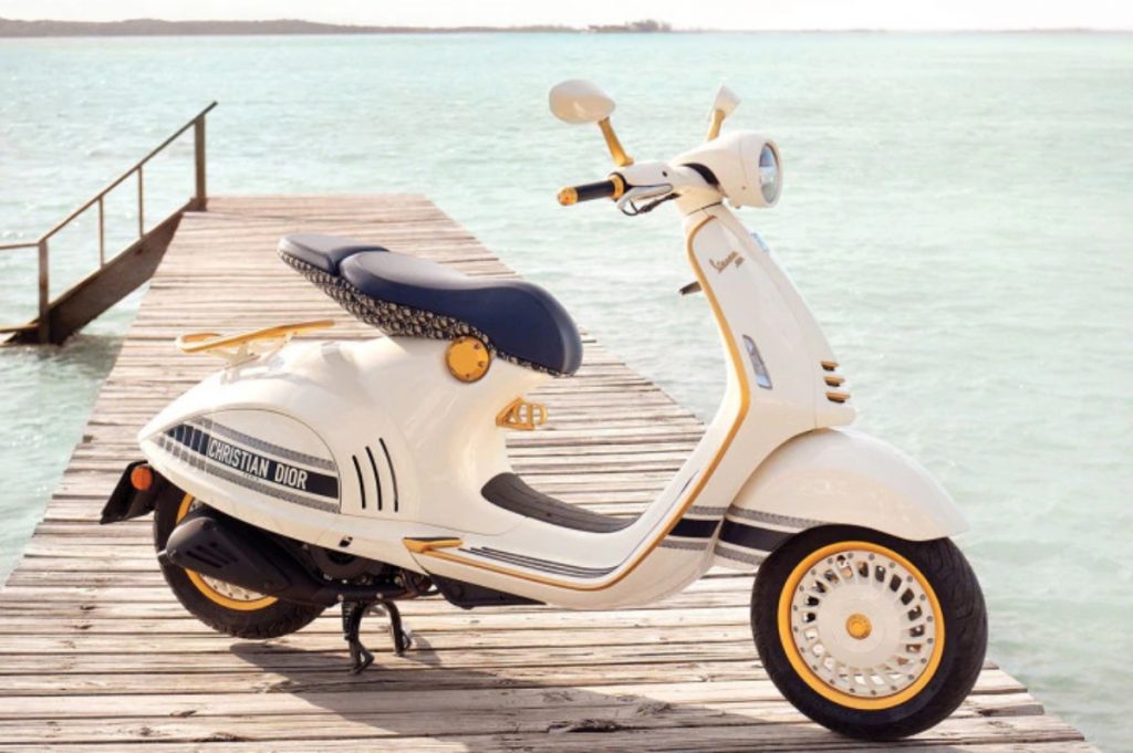 Il s'agit de la Vespa 946 Dior Special Edition qui a été construite en association avec la maison de couture Christian Dior. 