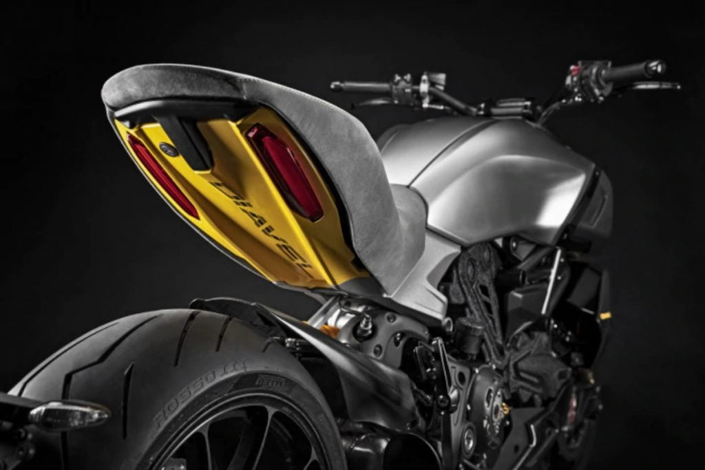 L'édition Diavel 1260 Lamborghini est livrée avec plus de pièces en fibre de carbone et quelques accents brillants en jaune.