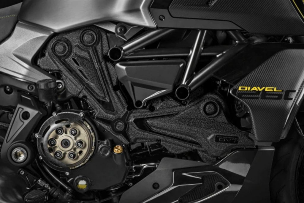 La Diavel 1260 Lamborghini sera probablement propulsée par un moteur bicylindre en L Testastretta de 1262 cm3 produisant 160 ch de puissance et 129 Nm de couple.