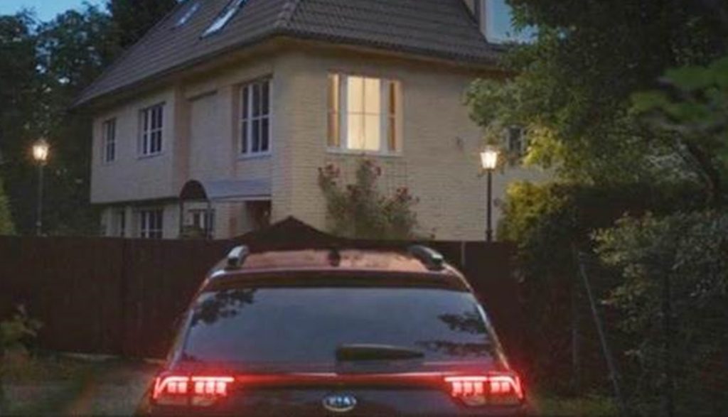 This is a teaser Kia had dropped earlier showing the rear design of the Sonet.  