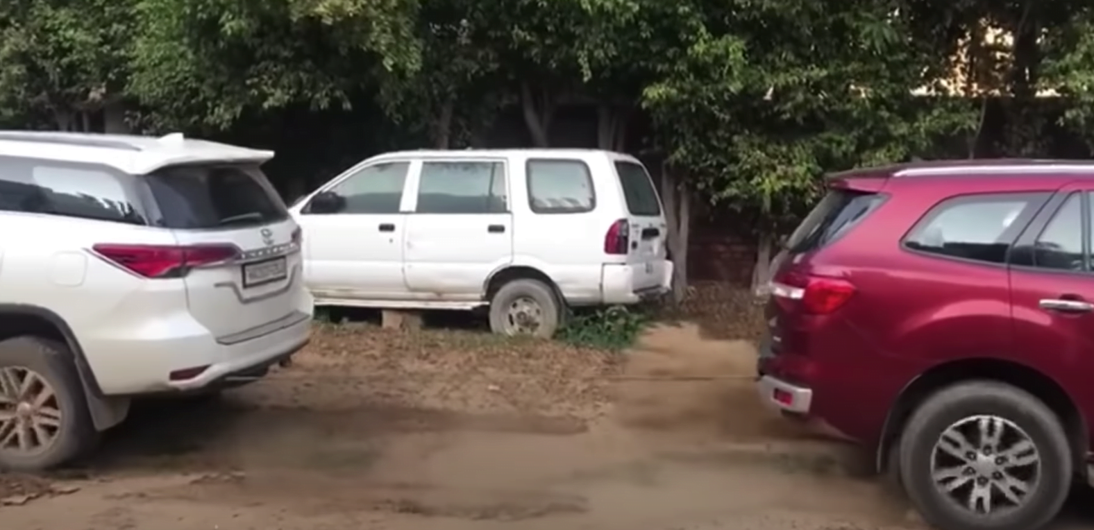 Ford Endeavour Vs Toyota Fortuner Tug Of War - See Unexpected Result