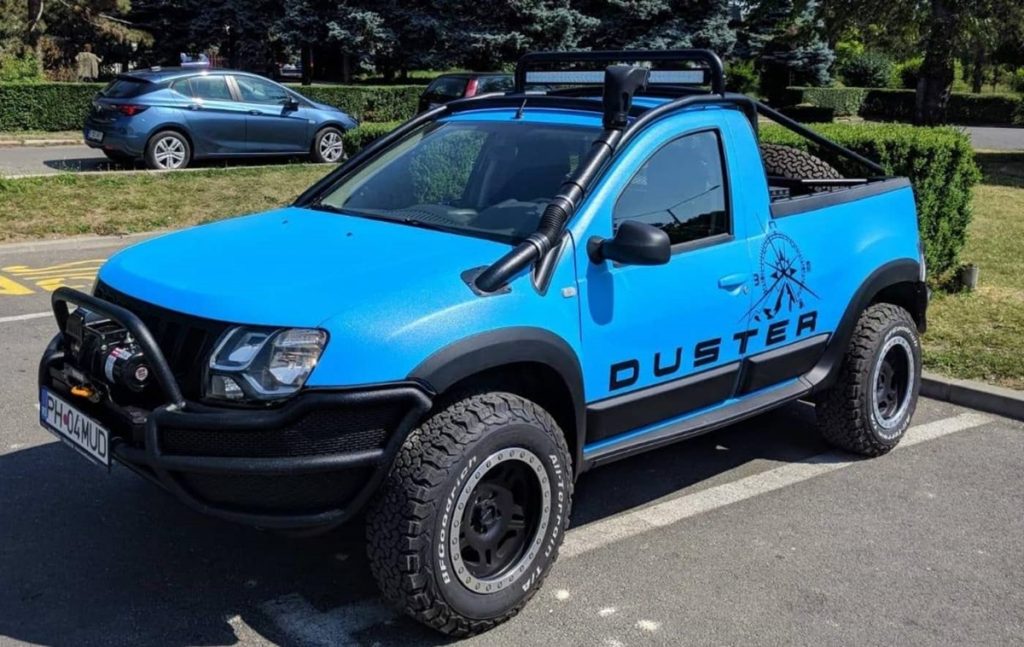 Il s'agit d'un Dacia Duster - ou d'un Renault Duster - qui a été modifié en un pick-up tout-terrain à boîte unique. 