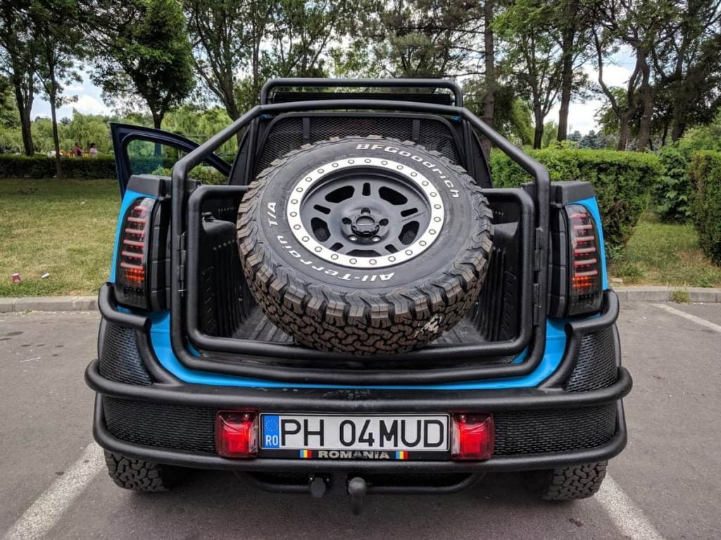 Ce Renault Duster modifié est même livré avec un hayon de type arceau de sécurité avec une roue de secours montée. 