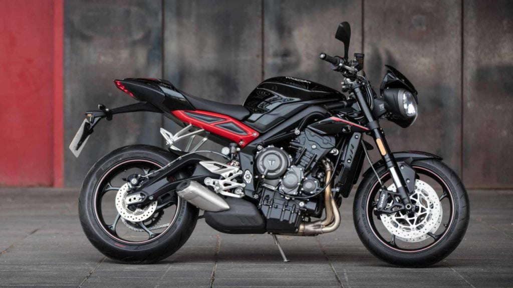 The Street Triple R uses the same 765cc, inline 3-cylinder, liquid cooled engine but is slightly detuned to produce 118PS of power and 79Nm of peak torque. 