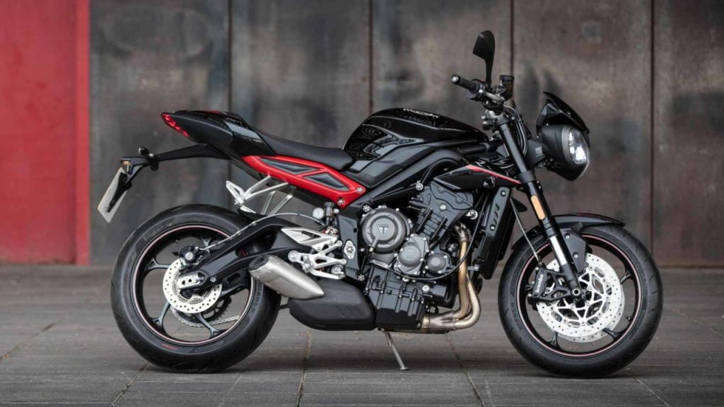 Le Street Triple R utilise le même moteur 3 cylindres en ligne refroidi par liquide de 765 cm3, mais est légèrement désaccordé pour produire une puissance de 118 ch et un couple de pointe de 79 Nm. 