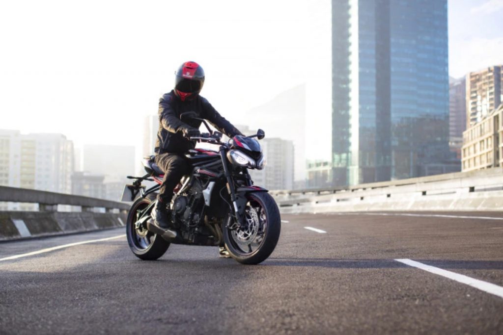  The Street Triple R actually makes for a very good deal as you do not lose out much on the performance but its Rs 2.49 cheaper than the top-spec RS variant.