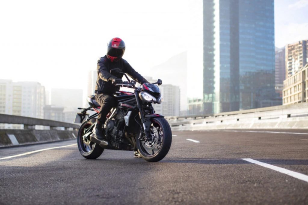   Le Street Triple R est en fait une très bonne affaire car vous ne perdez pas beaucoup de performances, mais ses Rs 2,49 sont moins chers que la variante RS haut de gamme.