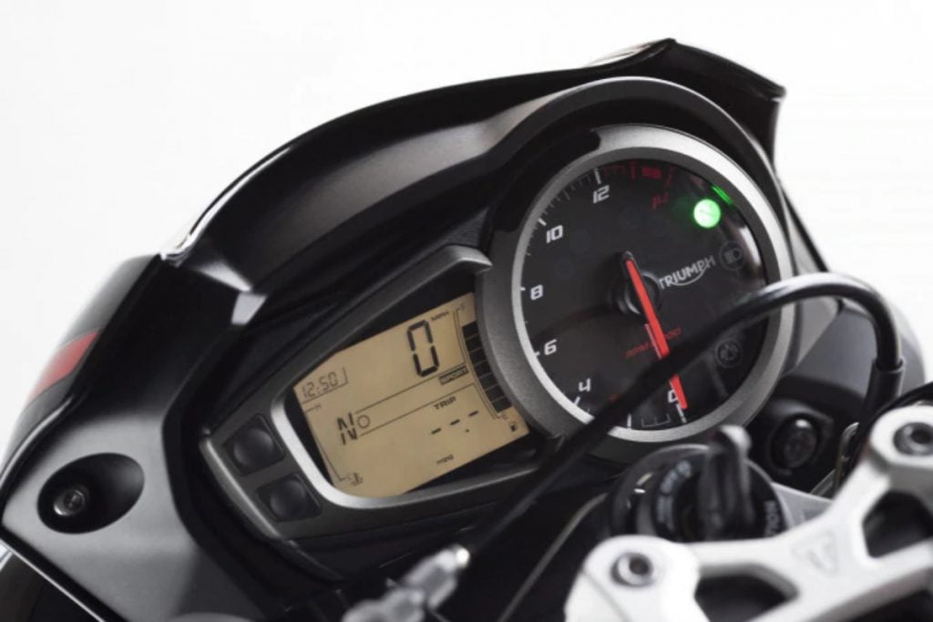 The Street Triple R solely comes in a sinister black paint scheme and its instrument cluster is still the earlier generation semi-digital instrument console. 