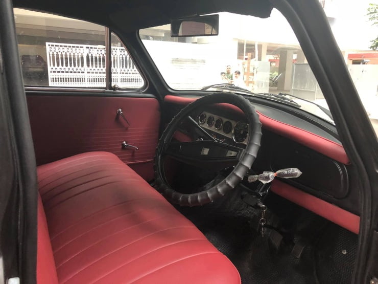 The seats, dashboard and the door pads get a new maroon upholstery 