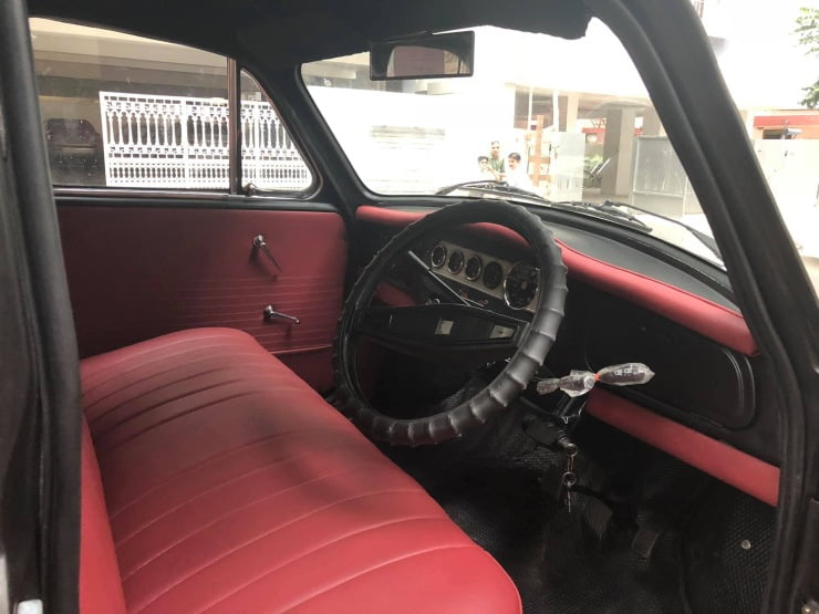 the Seats Dashboard and the Door Pads Get a New Maroon Upholstery