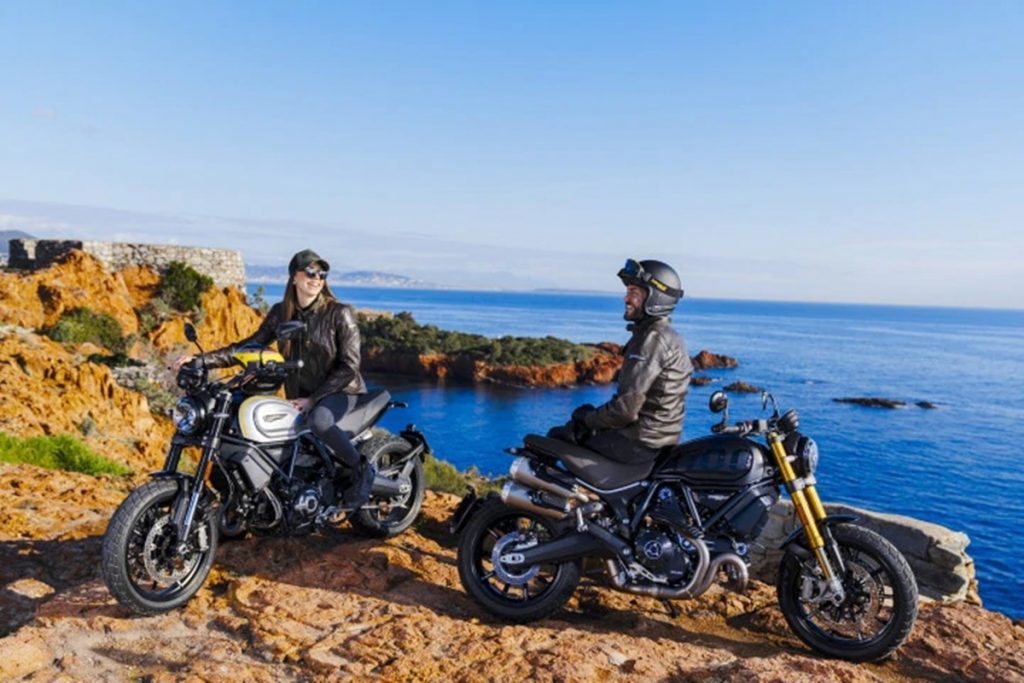 The engine tuning and suspension components are different for the two different variants of the Scrambler 1100. 