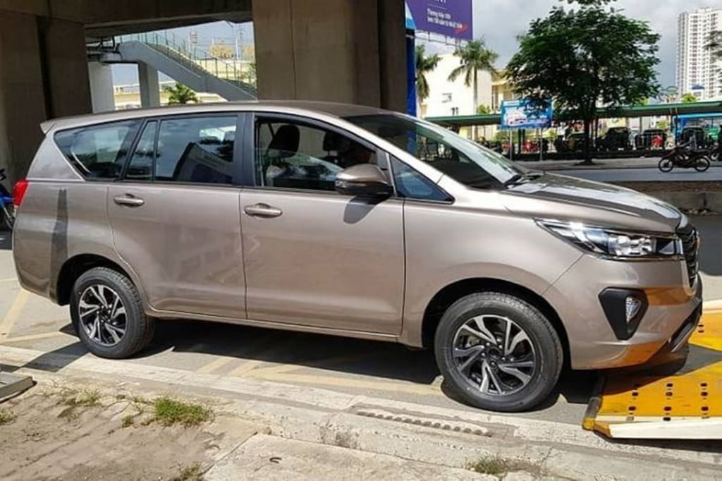 Some new spy images of the Toyota Crysta Innova facelift has surfaced on the internet