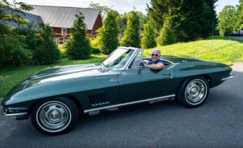 Biden raconte que sa possession la plus chère était une Chevrolet Corvette de 1967, propulsée par un moteur V8 de 327 pouces cubes développant environ 350 chevaux.