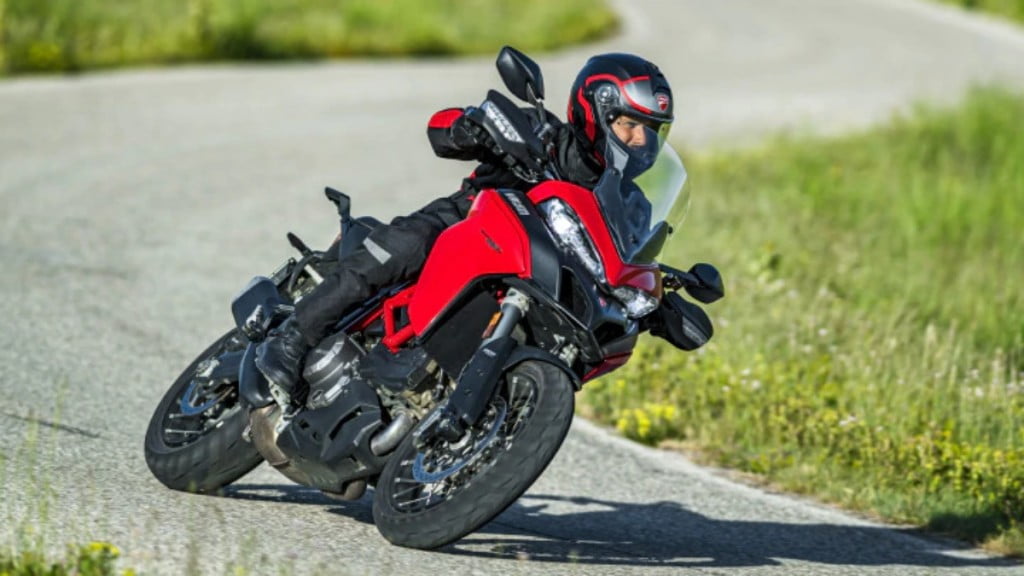 Comparé à la Multistrada 950 standard vendue précédemment, le nouveau modèle S coûte plus de Rs 2,5 lakh plus cher.