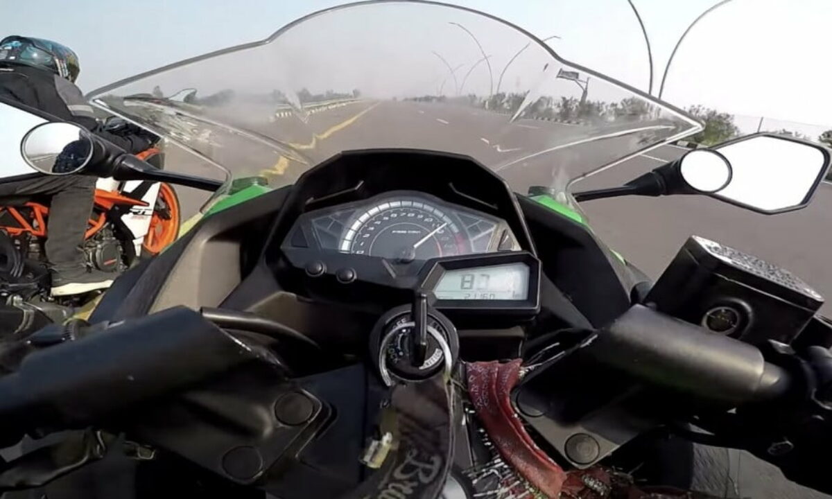 Kawasaki Ninja 300 Vs KTM RC390 Race 