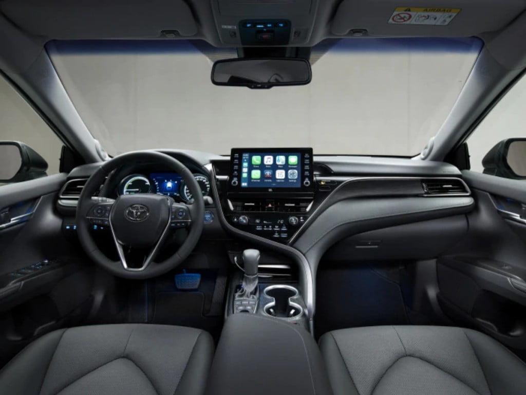 The dashboard continues with the asymmetrical design theme but the 9-inch touchscreen is now a floating unit.