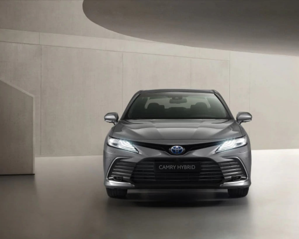 The Camry hybrid now gets a revised front bumper with a new upper grille .