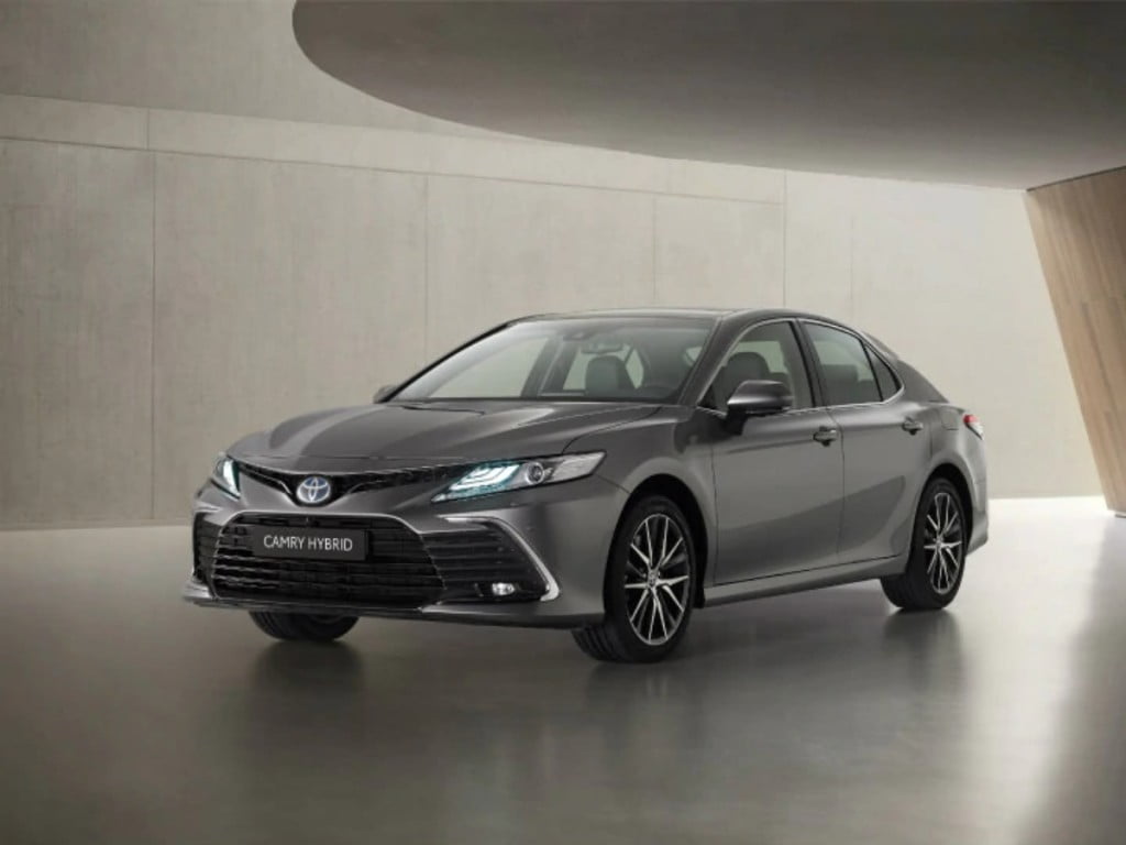 Toyota a dévoilé le lifting à mi-vie de la berline Camry hybride en Europe.