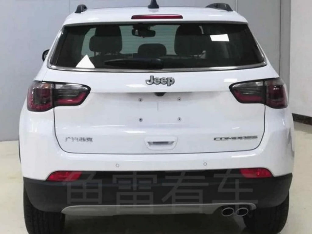 At the back, the Jeep Compass facelift does not feature many changes.