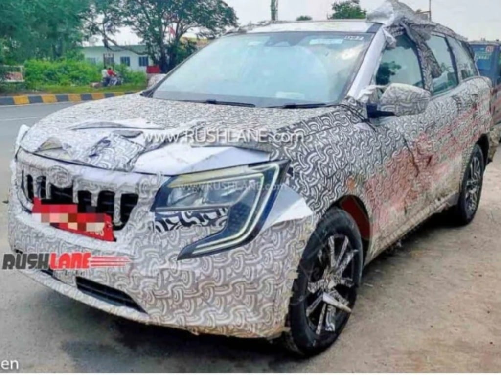 A new spy shot gives us a look at the face of the next-gen Mahindra XUV500, particularly the new headlights, and we are already drooling.