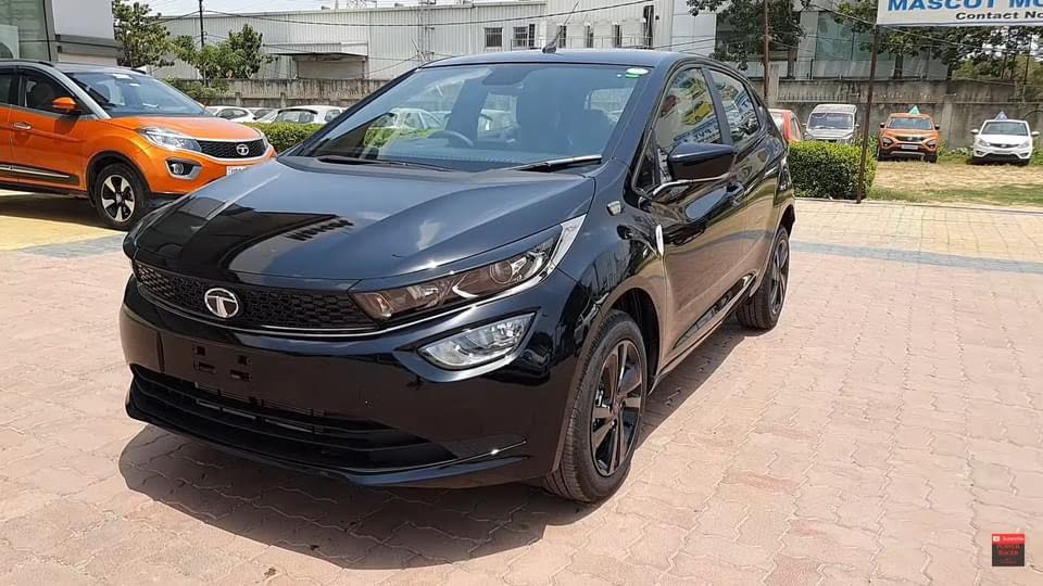 Tata Altroz Dark Edition Images Front Three Quarters