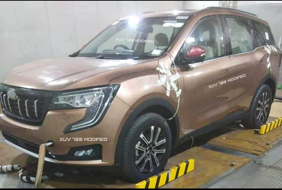 mahindra xuv700 front three quarters brown colour