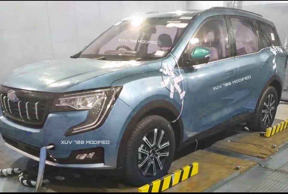 mahindra xuv700 adventure persona-front three quarters