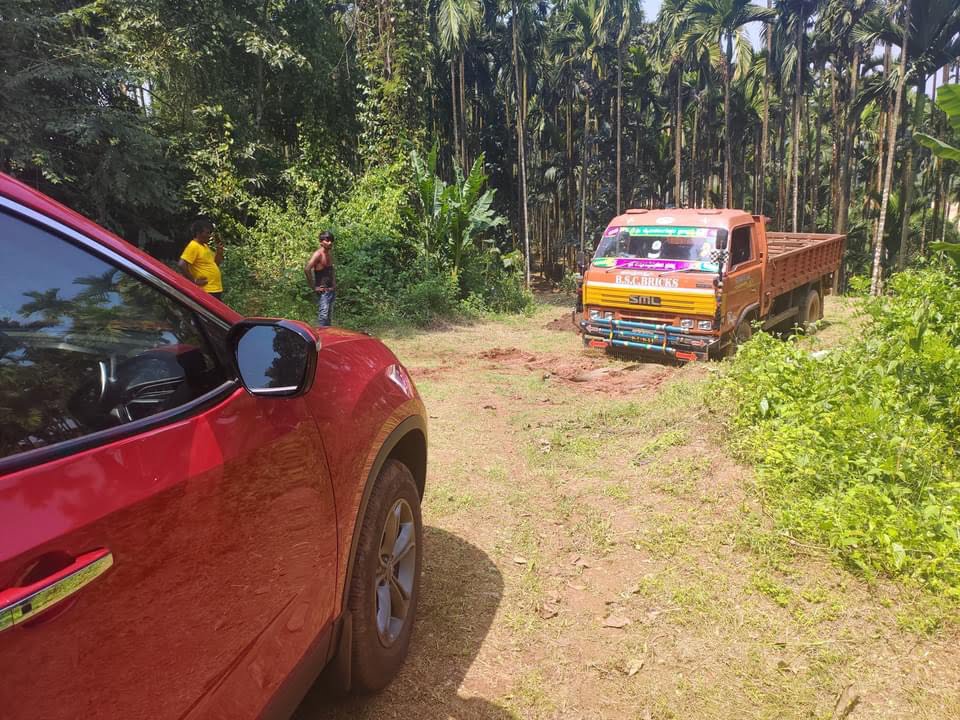 Harrier rescues truck off road 1 Car Blog India Harrier Rescues Truck Off road