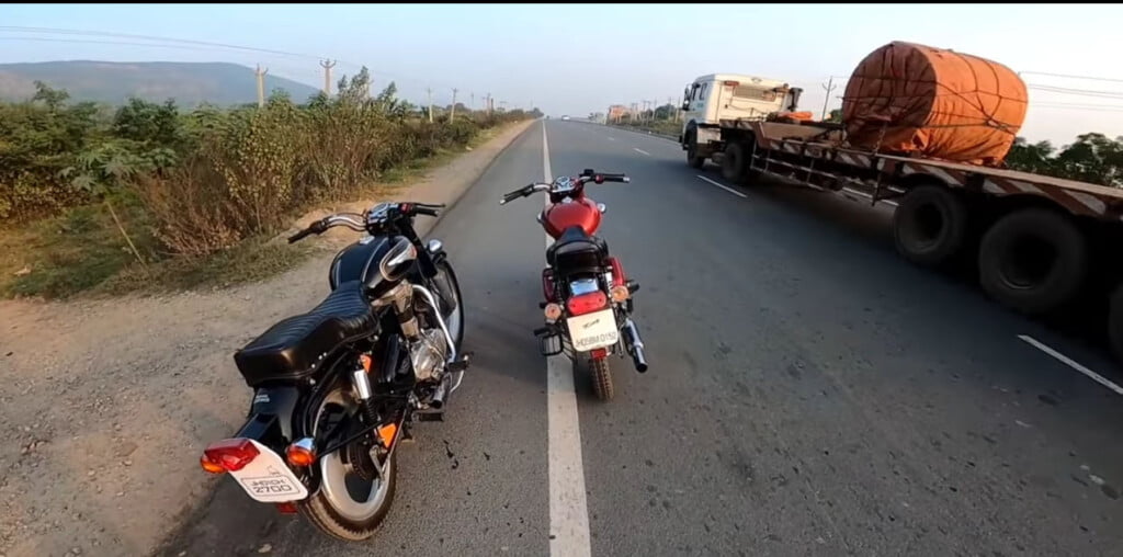 WATCH Bullet Standard 350 Vs Electra 350 In A Highway Race