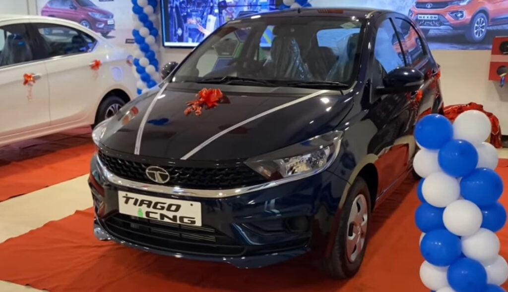 Feature Loaded 2022 Tata Tiago CNG XT Comes AT Only 6.69 Lakhs